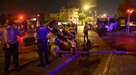 Adanada otomobil ile midibüs çarpıştı 2 ölü 14 yaralı